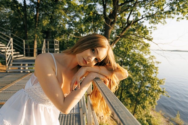 dívka u zábradlí